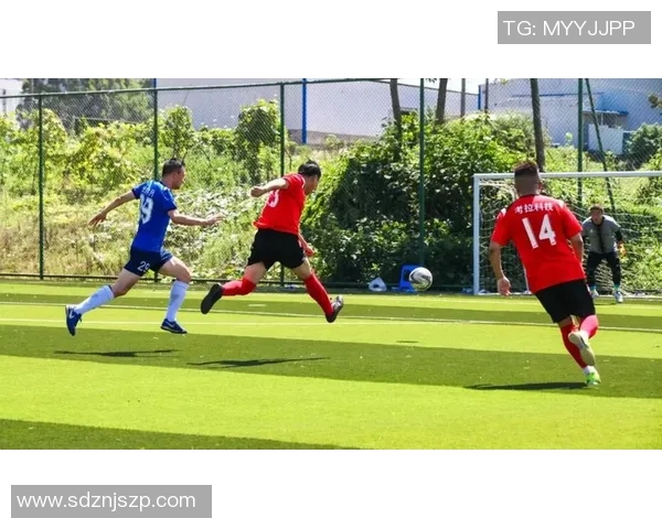 足球明星街头风采高清图片展现他们的魅力与激情